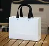 Bolsa de papel para envolver ropa de mujer con relieve de papel kraft, bolsa de mano para compras de regalo, logo impreso, en stock, envío gratis