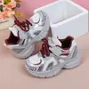 Zapatillas deportivas para niños 2026 primavera y otoño nuevo popular moda tendencia suela blanda papá casual cómodas zapatillas
