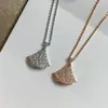 V falda dorada collar completo de diamantes femenino Talla pequeña M oro oro rosa cadena para la clavícula con colgante de diamante en forma de abanico femenino ventas directas de fábrica