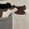 Produtos de alta qualidade da marca R*S das Treze Linhas de Guangzhou! Coleção Outono 2026, bainha interna com acabamento escovado, modelagem que afina, ombro regular, gola redonda, mangas curtas