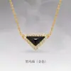 Colar Triangular de Pedra Natural Colorida com Diamantes Inteiros Estilo Old Money, Luxo Leve, Sensação de Alto Padrão, Corrente Simples e Exquisita para Clavícula, Versátil e Elegante