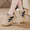 Sapatos Femininos Plus Size Transfronteiriços, Novos Tênis Esportivos de Couro Respirável, Estilo Coreano Tênis de Corrida Pai Casuais com Solado Grosso e Macio