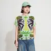 Camiseta corta de mujer con plisado Miyake, fondo menta, estampado simétrico de mono abstracto de selva tropical y hojas, cuello redondo, corte holgado, tejido texturizado