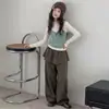 Nova coleção de outono de roupas para meninas: conjunto estiloso e da moda de três peças incluindo um top tipo camisola, saia e calça para meninas
