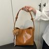 Bolso tipo cubo de alta apariencia Modelo Nuevo 2025 Color Sólido Personalidad Tendencia Bolso de Mano Bolso de Mano para Commuter de Ins Bolso de Hombro para Debajo del Brazo