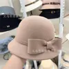 Rojo Navideño ~ Sombrero de Pescador 100% Lana para Mujer, Sombrero de Ala Pequeña con Bloques de Color y Lazo Vintage, Sombrero de Cubo Elegante y de Moda Francés