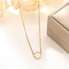 Acero de Titanio Color Dorado de 18K Collar, Pulsera, Pendientes y Anillo de Trébol de Cinco Hojas Lisos, Set de Cuatro Piezas, Joyería de Moda para Mujer