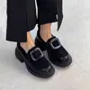 Zapatos tipo mocasín cómodos de gamuza con puntera redonda, estilo otoño 2026, para mujer, con tacón medio, color negro silencioso, de cuero