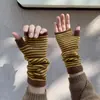 Nuevos guantes de punto sin dedos de bloques de color a rayas 2022 para mujer, calentadores de brazos de punto cálidos de invierno