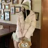 Popular chaqueta de plumón con capucha de color caramelo para mujer, estilo corto, invierno 2026, estilo coreano dulce, chaqueta puffer cálida para mujeres petite, moderna