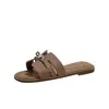Sandálias Prata com Fivela Dourada Pequena Femininas de Verão Roupa Externa 2025 Novas Chinelos Rasos Vazados Retrô Sapatos Casuais de Praia