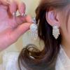 Pendientes retro vintage de la época medieval, de entrada de nicho, de lujo, de alta gama, de moda, estilo cortesano, elegantes pendientes de perlas.