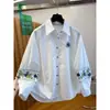 Camisa bordada branca de luxo leve de alta qualidade para mulheres 2026 nova coleção de primavera solta super bonita botão em formato de coração flor bordada