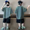 Nuevo Conjunto de Ropa Elegante de Verano 2024 para Niños Niños, Conjunto de Dos Piezas de Manga Corta en Verde Brillante y Caqui