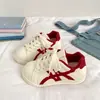 Tênis brancos forrados com fleece para o inverno para mulheres, sapatos casuais quentes forrados com algodão, novo estilo 2026, sapatos atléticos de algodão versáteis e modernos com sola plana