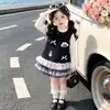 Conjunto de duas peças de vestido de outono para meninas 2026 novo estilo vestido regata de malha tipo bolo com blusa de baixo de tricô conjunto moderno estilo pequeno Chanel