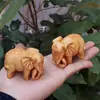 Pequeno Elefante Voador Ornamento de Mão Feito de Madeira de Cipreste, Elefante Auspicioso e Desejoso Voltado para o Céu, Ornamento de Escultura em Madeira para Mesa de Sala de Estar Pet de Chá