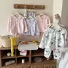 Conjunto de Duas Peças Outono e Inverno para Bebês Meninos e Meninas - Calça de Manga Longa com Gola Cardigã Desenho Animado Roupas de Casa Pijamas Personalizáveis