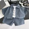 Conjunto de Roupas de Verão para Meninos 2026 Novo Estiloso Jeans Manga Curta Conjunto de Três Peças Verão Roupas Casuais Infantis Tendência Atacado