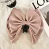 Elegante Todo a Juego Francés Alta Gama Textura Parte Posterior de la Cabeza con Bola de Pelo Color Satén Lazo Flor de Capullo Pinza para el Cabello