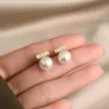 Pendientes de perla de viga de equilibrio modernos y versátiles para mujer, estilo juvenil, cobre incrustado con circonita, diseño único, pendientes de aguja de plata