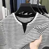 Nueva camiseta de manga corta de verano para hombre, casual y versátil, top a rayas de corte holgado para hombres jóvenes y de mediana edad, marca de moda