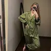 Pijama de Seda Gelo de Estilo Coreano de Alta Qualidade com Estampa de Leopardo para Mulheres, Novo Conjunto de Loungewear de Manga Longa com Acabamento em Renda para Primavera e Outono que Pode Ser Usado Fora
