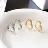 Brincos de Zircônia em Forma de Coração com Diamantes de Linha Única de Luxo Leve Transfronteiriços Europeus e Americanos para Mulheres, Presilhas de Orelha e Brincos Versáteis de Temperamento Simples e Modernos Atacado