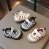 Zapatos deportivos modernos y funcionales para bebés y niños pequeños, nuevo diseño ligero adecuado para el uso diario durante la etapa de aprender a caminar, cómodos zapatos para caminar