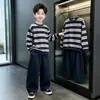Conjunto de duas peças da moda para meninos, estilo coreano, com moletom listrado de manga longa para primavera e outono e calça casual de perna larga.
