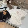 Conjunto de Verano para Niñas 2026 Nuevo Estilo Camiseta de Manga Corta con Lunares y Pedrería Pantalones Cortos de Mezclilla Estilo Coreano para Niños Conjunto de Dos Piezas Moderno