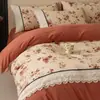 Conjunto de cama de quatro peças em renda francesa escovada, 100% algodão, grau A, espessado para outono e inverno, lençol de algodão puro, capa de edredom e lençol com elástico, oferecendo um toque luxuoso