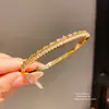 Pulsera de Hebilla Geométrica de Doble Capa con Circonita Chapada en Oro Real de 18 Quilates Pulsera de Lujo Ligero con Sensación de Alta Gama Pulsera de Moda con Sentido del Diseño Joyería para Manos