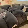 Conjunto de cama de quatro peças em lã de leite espessado com fleece capa de edredom de cor sólida lençol de flanela outono e inverno conjunto de quatro peças de fleece de coral