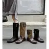 Atuendo de blogger: Botas de caballero de cuero con doble hebilla, colección de invierno 2026, tacón bajo grueso, punta redonda, cuero genuino, diseño color block, botas altas largas para mujer