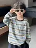 Camiseta de manga longa listrada para meninos Q130, coleção primavera e outono, macia e confortável, estilo novo, casual e com caimento solto, blusa infantil