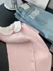 Camiseta de punto rosa dulce y femenina de manga corta para mujer, nuevo estilo Verano 2026, cuello de muñeca único de punto trenzado, top chic de hombro normal