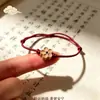 2026 Nuevo Modelo Xiaohongshu Pulsera Tejida Flor de Durazno Madera de Durazno Grabada Flor de Ciruelo Regalo de Suerte Hecho a Mano para Mejores Amigos