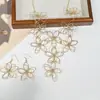 Pendientes y Collar de Flor Hueca Tridimensional Best-Seller Transfronterizo Europeo y Americano para Amazon, Set de Accesorios con Diseño Elegante y Único