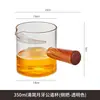 La taza de té transparente de vidrio resistente al calor del personaje principal cuenta con un filtro integrado en forma de media luna para separar las hojas de té del agua.