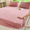 Falda de Cama de Felpa de Leche Pieza Única Más Terciopelo Grueso Peso Alto Color Sólido Estilo Ins Falda de Cama Rayada Juego de Tres Piezas Ropa de Cama