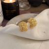Agulha de prata Retro Light Luxo Geométrico C- em forma de brincos Dourado Simples High-end Sense Brincos Nicho All-match Brincos Explosivos para Mulheres