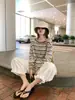 Altamente Recomendado Auto-Fixante Estilo Preguiçoso Costas Bonitas Renda Cruzeta Listrado Manga Longa Proteção Solar Camisa Top T-Shirt para Mulheres, Caimento Solto, Novo para o Verão