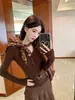 Foto real del nuevo conjunto de otoño 2026: camiseta vintage color café con cuello en V + falda vintage de gamuza con retazos de encaje