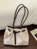 Bolso de mano grande para mujer, modelo nuevo de verano 2026, alto valor estético, color sólido, único, tejido de nicho para la ciudad