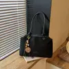 Nova bolsa de ombro estilosa de outono de 2026, bolsa de mão de nicho de alto valor, bolsa de ombro tipo saco de cor sólida, moderna e simples