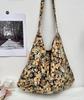 Bolso de lona con estampado floral fresco de Dongdaemun, estilo coreano, para mujer, estilo urbano, combinable, para debajo del brazo, precio unitario, gran capacidad.