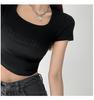 Camiseta de manga curta estilo retrô americano com bordado de letra, corte justo, gola quadrada decotada na clavícula, top cropped de cintura alta