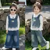 Roupas infantis femininas gentis e elegantes em estilo coreano, conjunto de três peças em camadas com jeans com suspensório e renda, conjunto versátil para meninas