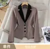 Conjunto de dos piezas para mujer: blazer de manga larga de color burdeos con bloques de color y estampado de pata de gallo, y pantalones acampanados.